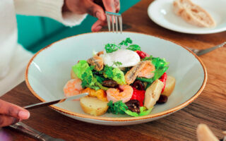 Salade Niçoise avec crevettes