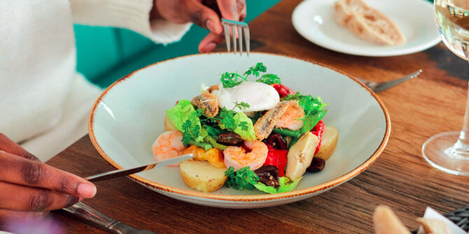 Salade Niçoise avec crevettes
