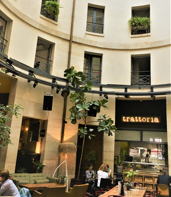 La Rotonde rocks courtyard dining