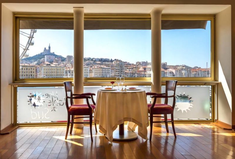 Dining table by a window of une table au sud restaurant 