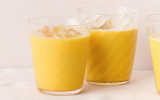 Latte glacé with turmeric and spices