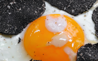 Fried eggs with black truffles