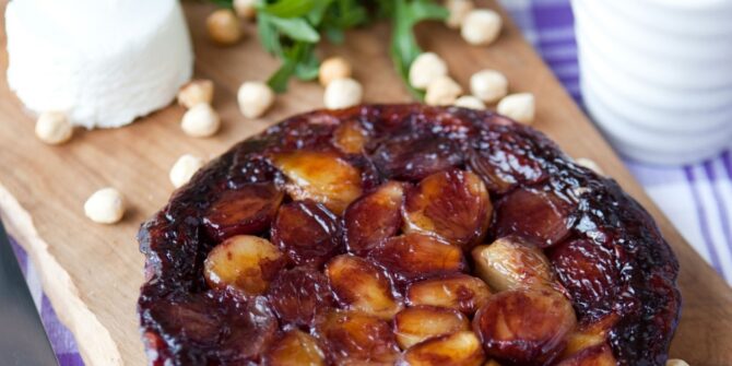 Tatin of shallots and port with creamy goat’s cheese