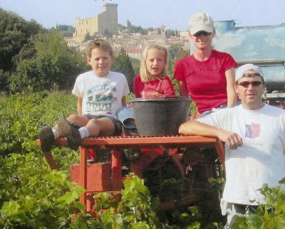 The whole family at the vineyard in  Châteauneuf du Pape