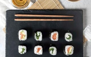 Salmon and avocado maki, perfect with a sweet Bordeaux