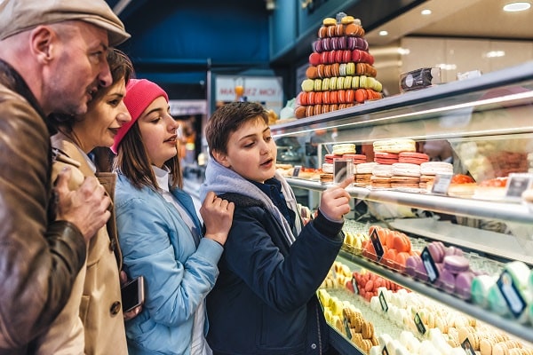 French family picking macarons