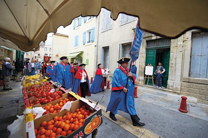 France, Aude, Gruissan, grape Harvest feasts and flavors 2011, procession to the place of the brotherhoods Gibert, Brotherhood