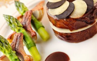 Beef chuck in red wine beneath a Comté veil