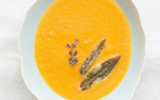 Creamed pumpkin soup and sage tempura