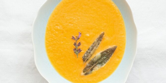 Creamed pumpkin soup and sage tempura