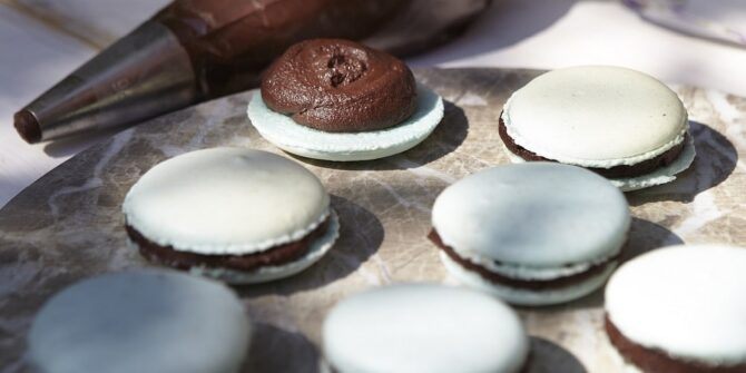 Choco blue macarons