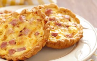 Mini quiches with peas and ham