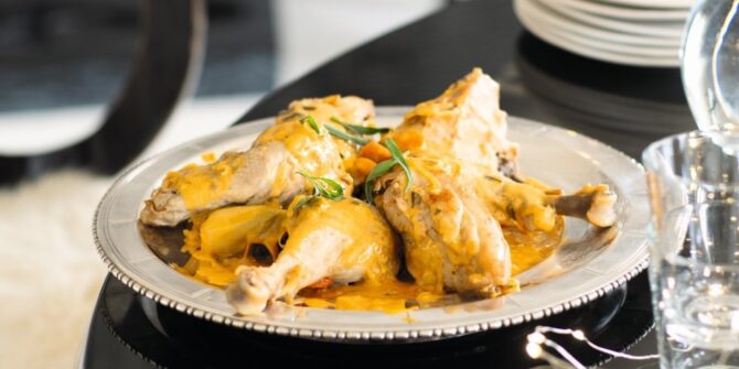 Chicken fricassee with garlic and vinegar