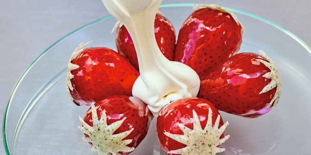 Sugared strawberries with cream