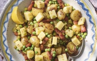 Pea salad with bacon, new potatoes and Comté