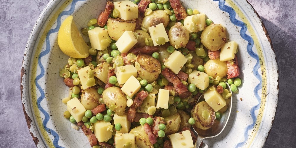 Pea salad with bacon, new potatoes and Comté
