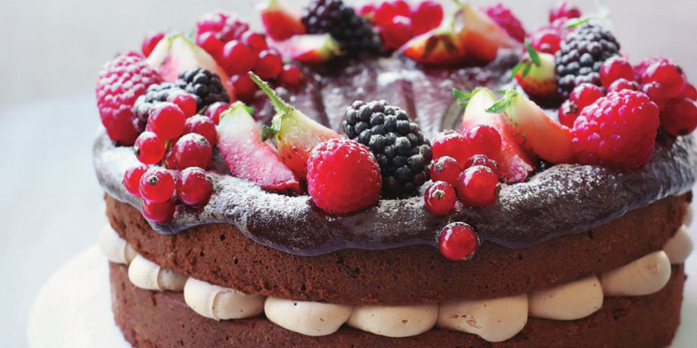 Chocolate cake with icing and berries