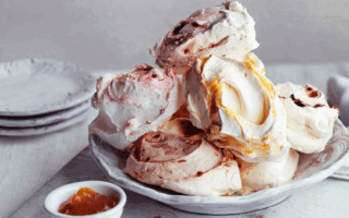 Marbled fruity meringues