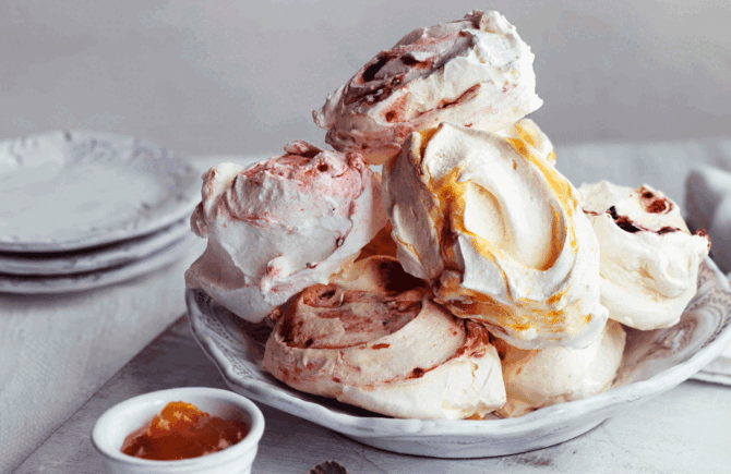 Marbled fruity meringues