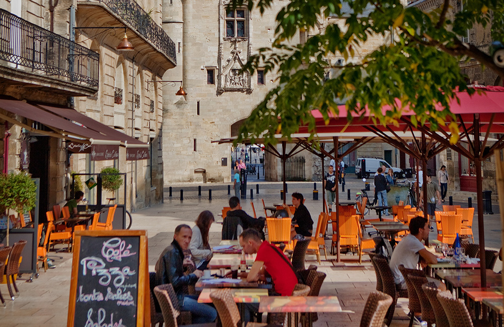 Bordeaux Porte Cailhau with people dining al fresco