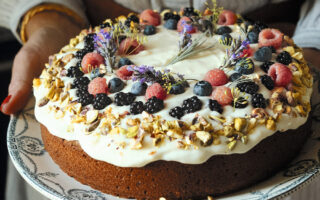 Frosted pistachio cake by Héloïse Brion
