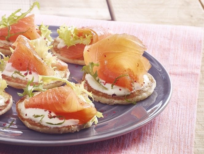 Blinis with smoked salmon and lime
