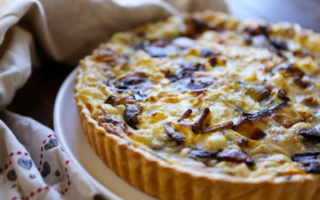 Vegan leek, mushroom and blue ‘cheese’ quiche