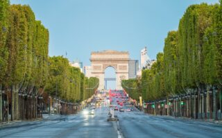 4,000 take part in giant picnic on the Champs-Elysées