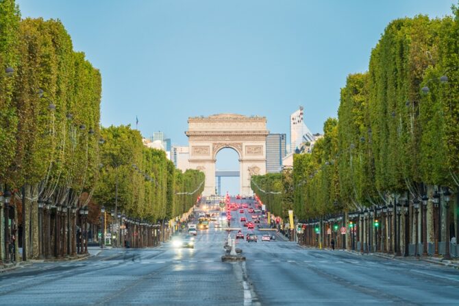 4,000 take part in giant picnic on the Champs-Elysées