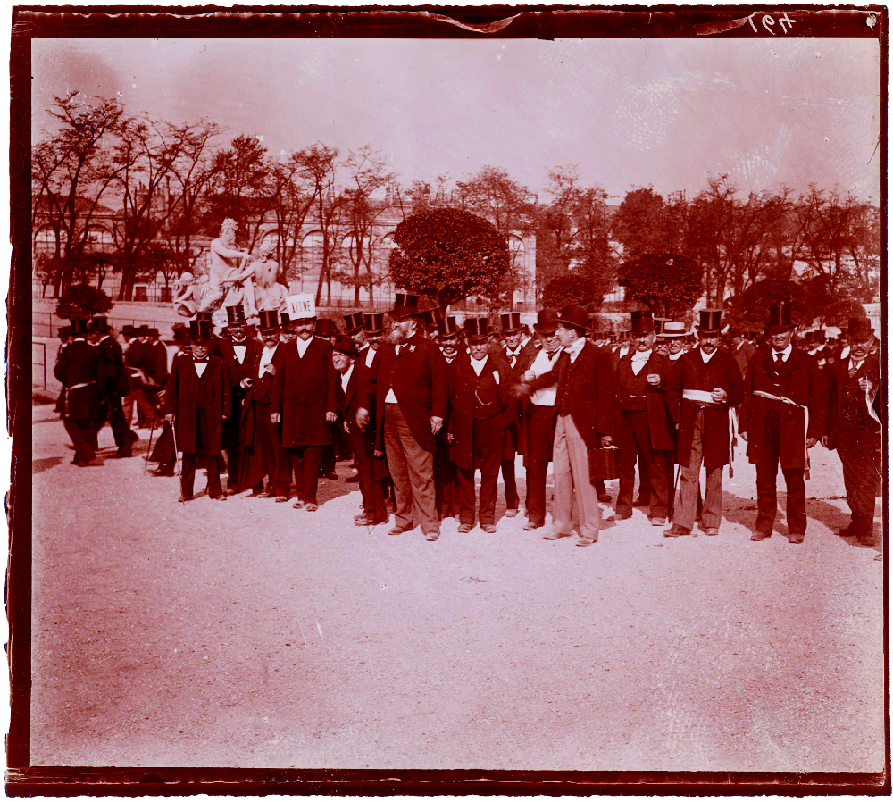 S O M E O F T H E M AYO R S G AT H E R E D FO R A
P H O T O G R A P H D U R I N G T H E M A M M O T H B A N Q U E T O F
SEPTEMBER 22, 1900
